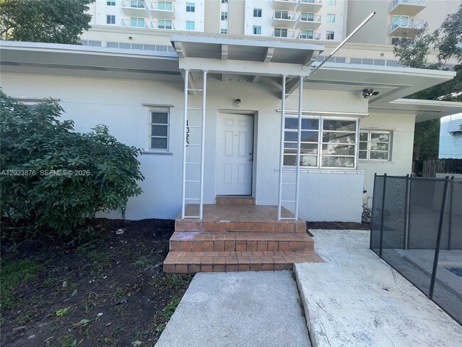 Foto del edificio - 1020 SW 36th Ct