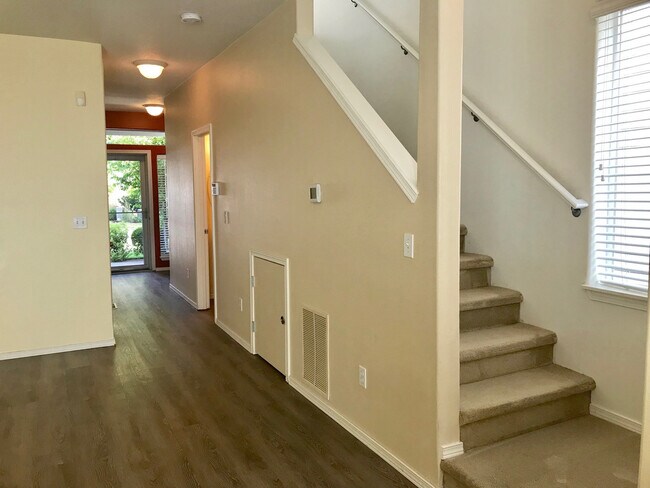 Foto del edificio - Fantastic Townhome close to Nike