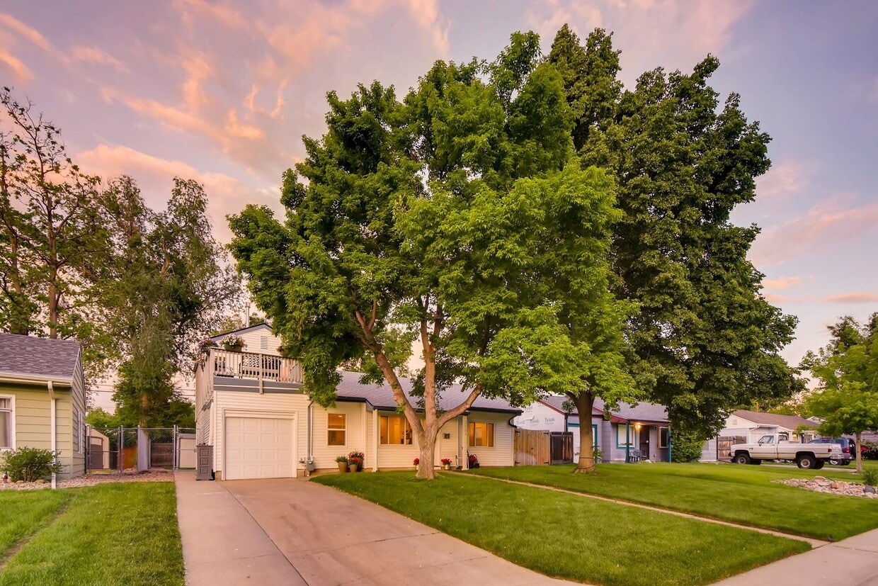 Primary Photo - Stunning University Hills 4 Bedroom Remode...