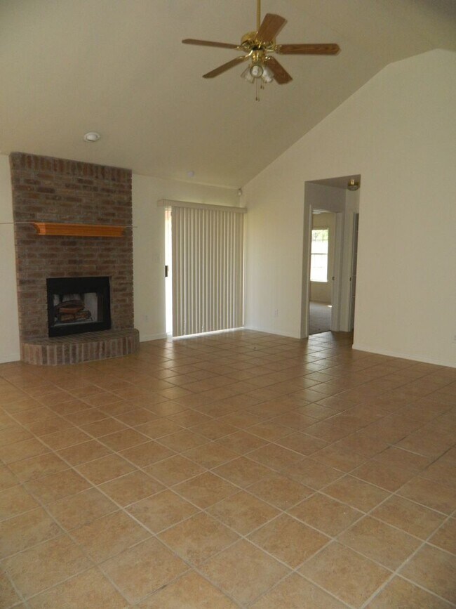 Foto del edificio - This 4 bedroom 2 bath home is conveniently...