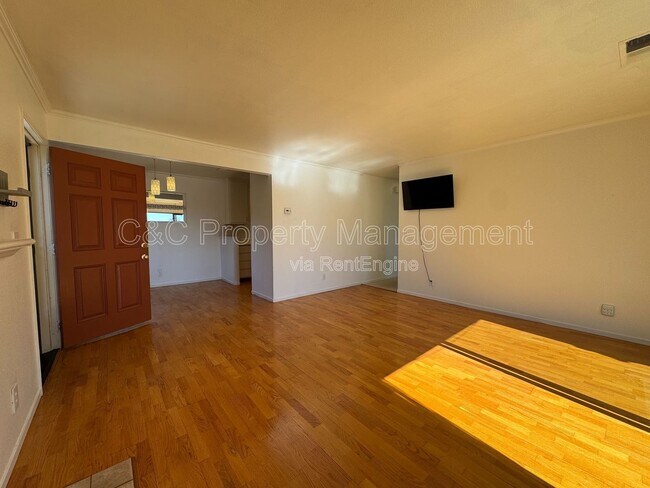 Foto del edificio - 192 Agua Caliente Rd W