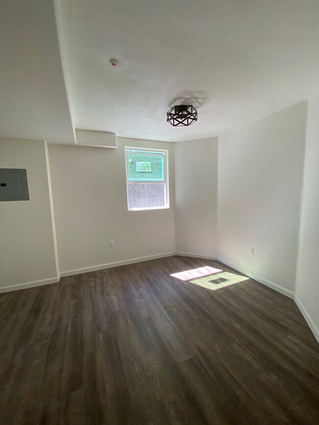Dormitorio - 709 Bozanich Cir