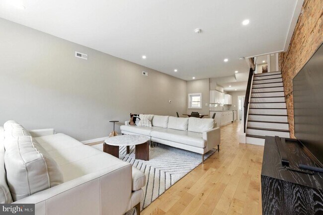 Building Photo - 1937 Dickinson St