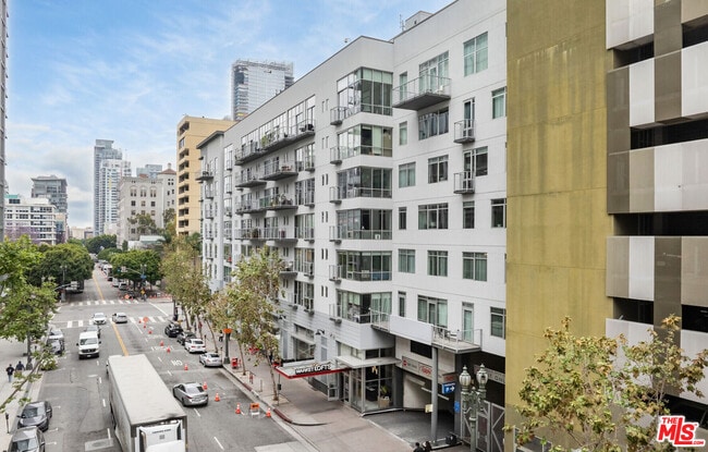 Building Photo - 645 W 9th St