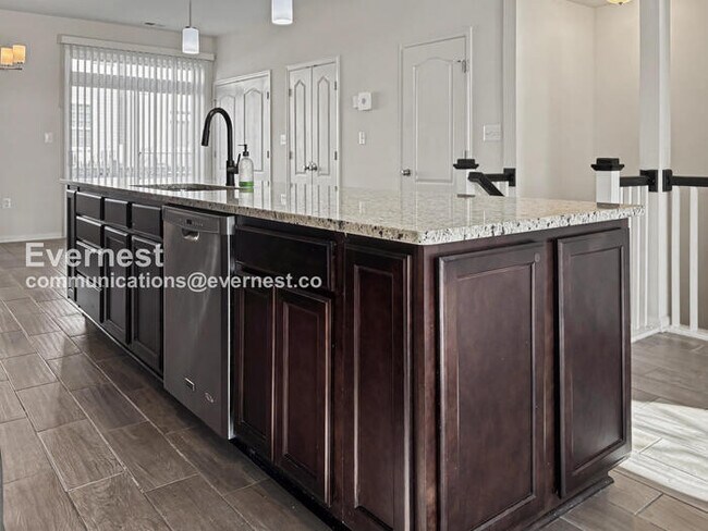 Foto del edificio - 4 Bed/3.5 Bath Townhome with Garage / Pet-Friendly / Vouchers Accepted / Available Now!