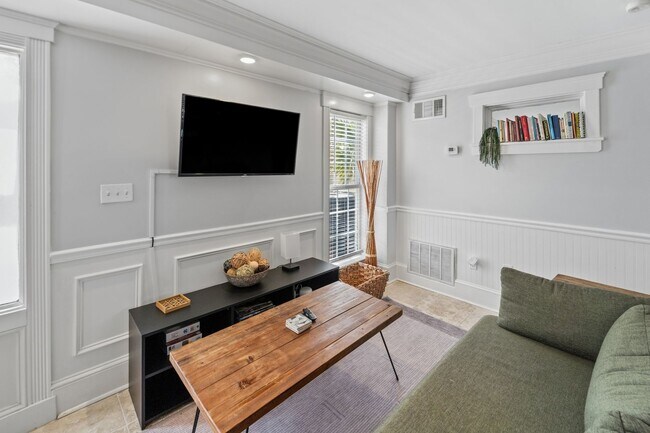 Foto del edificio - Monthly Rental — Stylish First-Floor Condo by Daffin Park with All-Inclusive Utilities