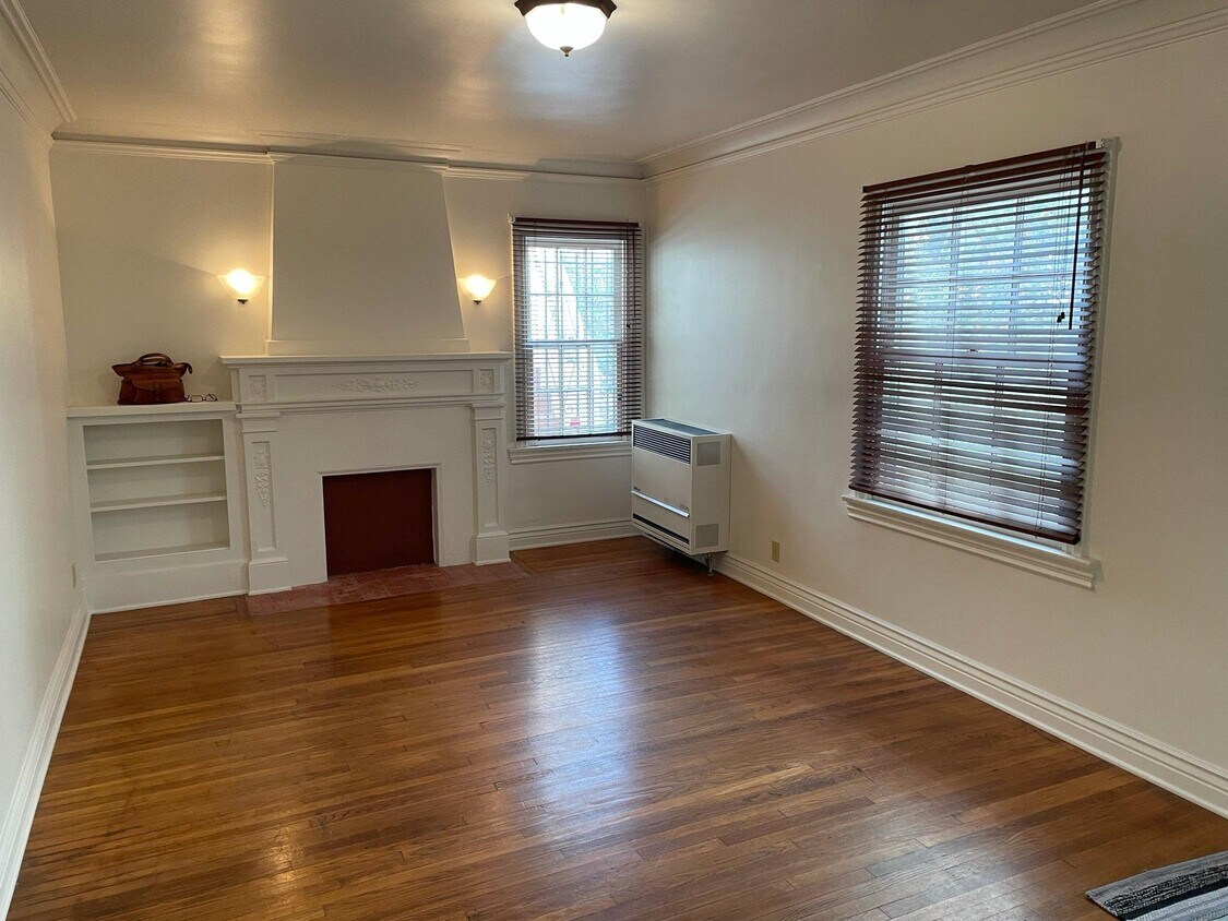 Living room - 1610 Rockwood St