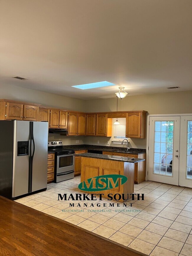 Building Photo - **APPLICATION PENDING!**Upgraded Duplex in...