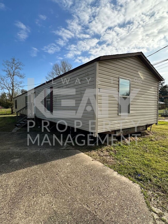 Building Photo - 3 bedroom Mobile Home Now Available!