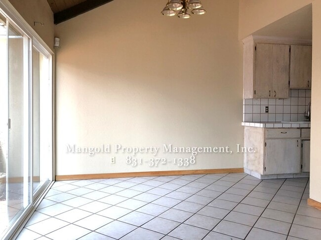 Foto del edificio - Charming 2-Bed 1-Bath Home with Vaulted Ce...