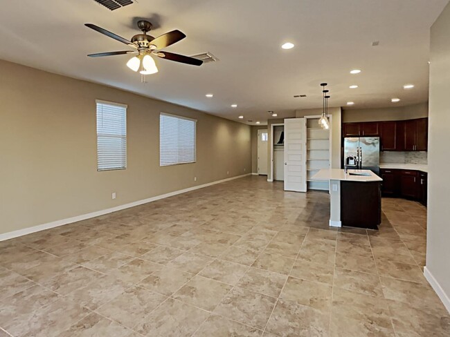 Building Photo - 1326 E Glass Ln