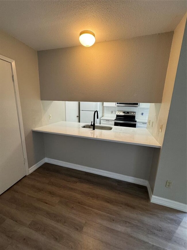 Building Photo - 9100 Mountain Ridge Dr