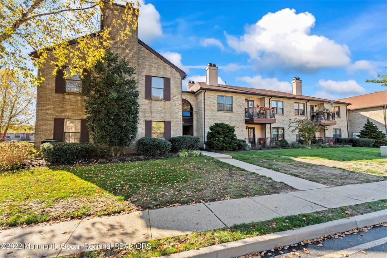 708 Wellington Pl, Matawan, NJ 07747 Condo for Rent in Matawan, NJ