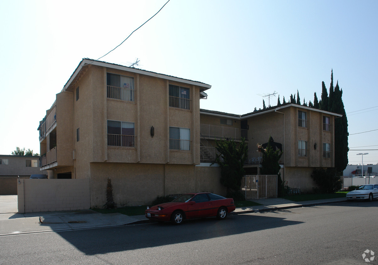 Building Photo - 8142 Bishop Ave