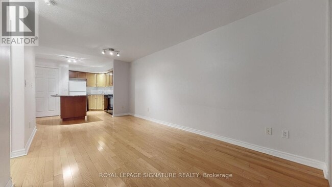 Building Photo - 250 Wellington St W