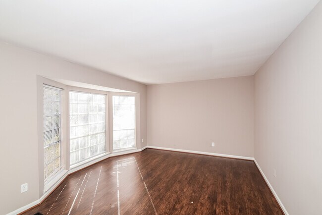Building Photo - 5270 Jean Dr