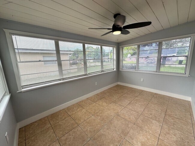 Foto del edificio - 4-Bedroom Home with Modern Touches!