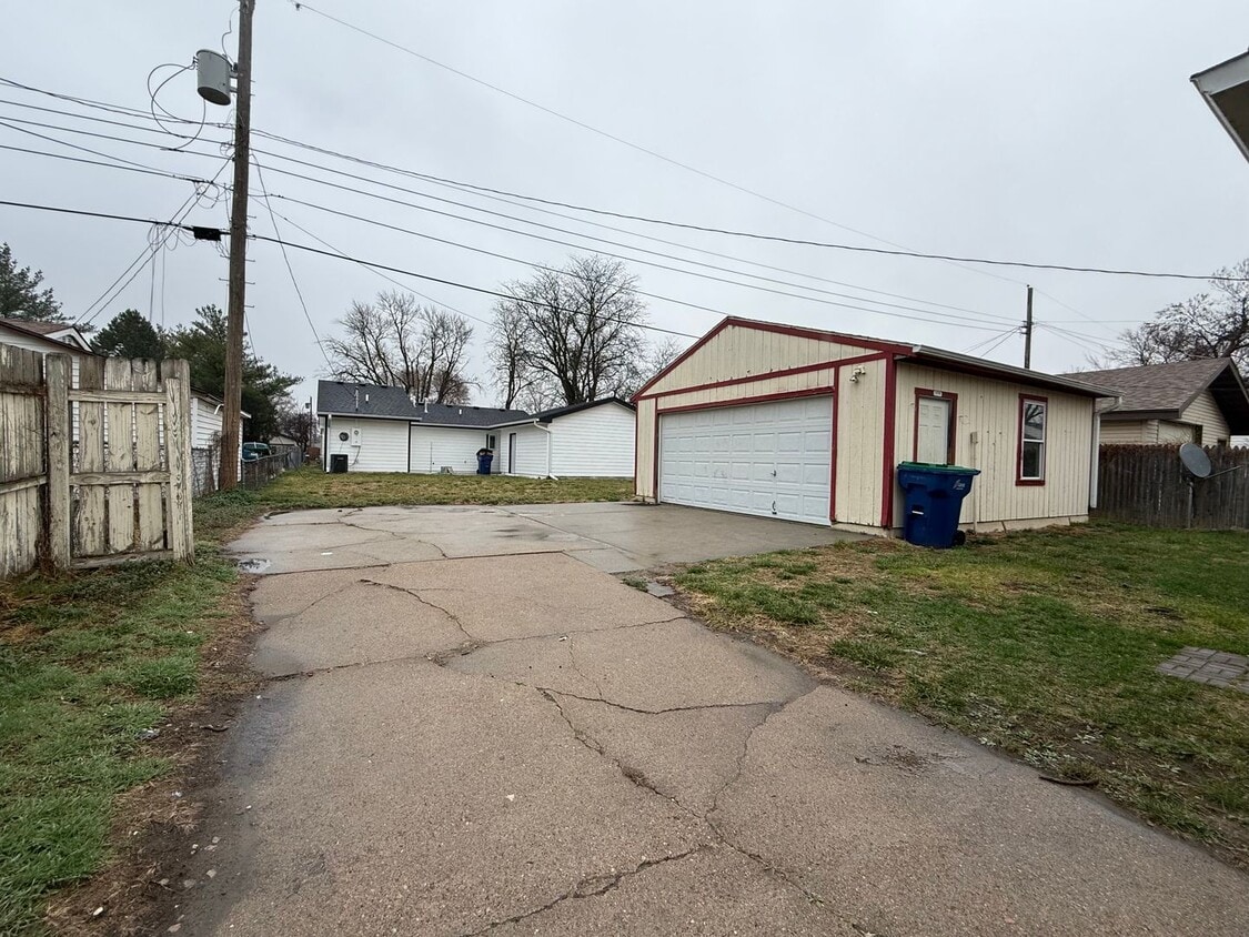 Building Photo - Charming 3-Bedroom Carter Lake Home w/ Garage & Fenced Yard!