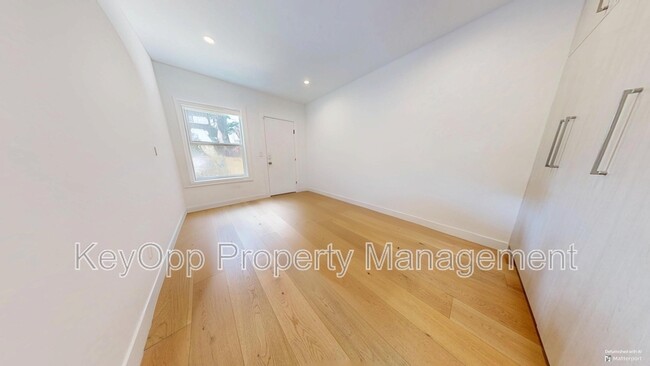 Building Photo - 54 Chenery St