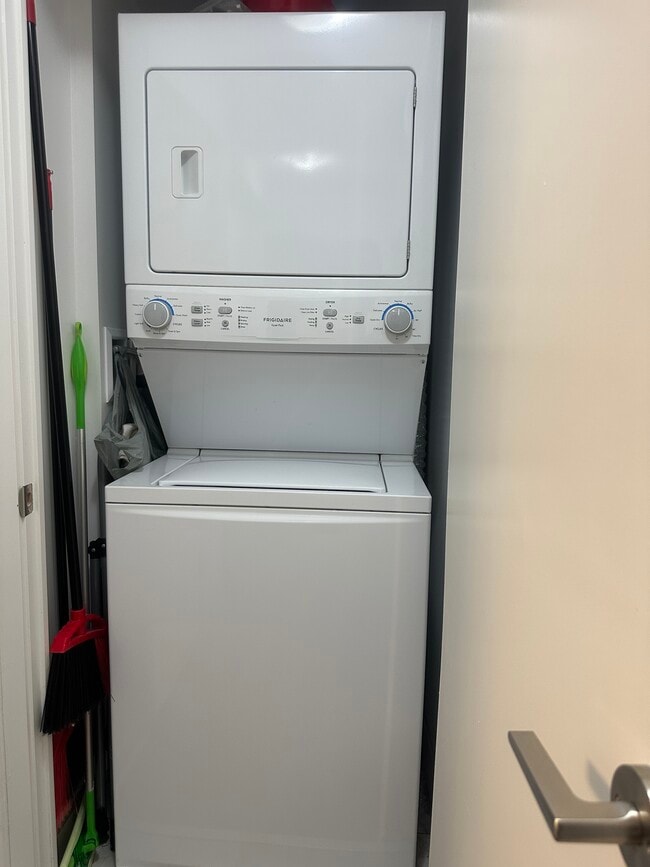 Photo du bâtiment - Bayly Condo Apt 801-1480