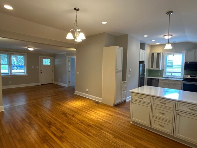 Foto del edificio - 3 Bedroom | 2 Bath Raleigh Home Inside the...