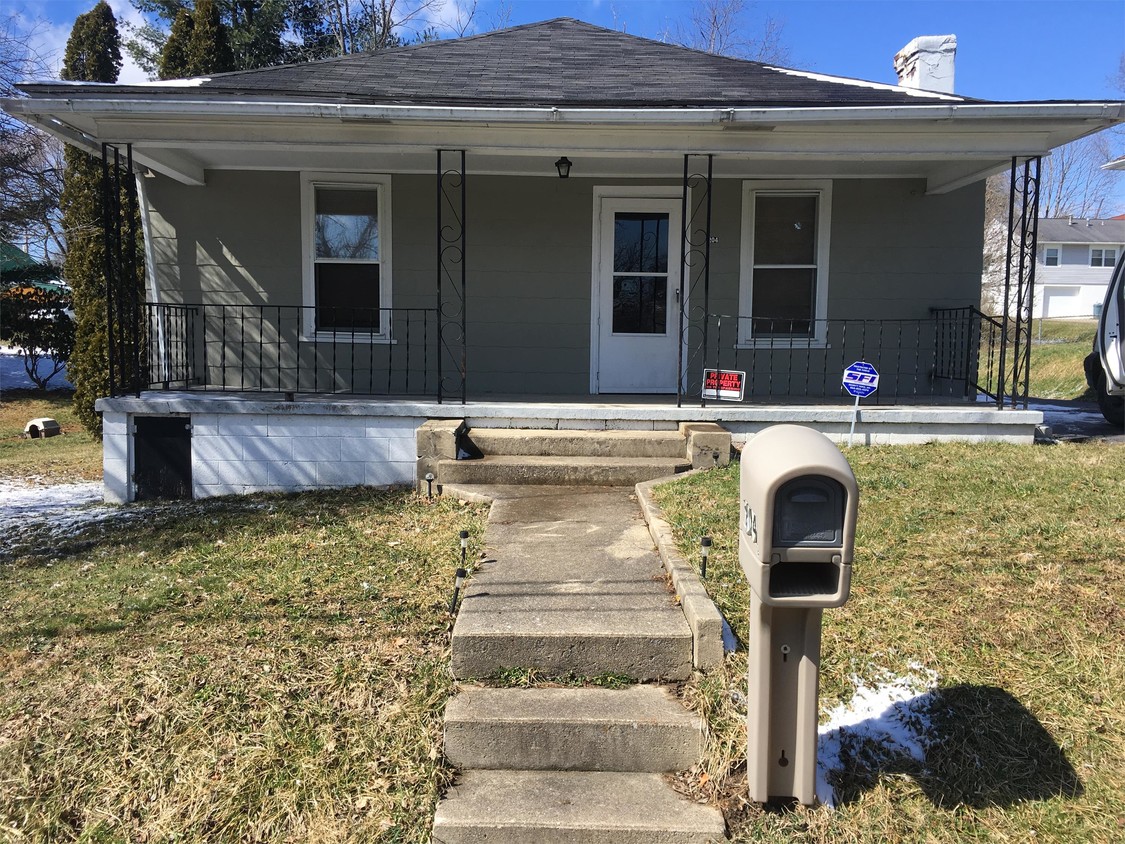 Foto principal - 204 E St