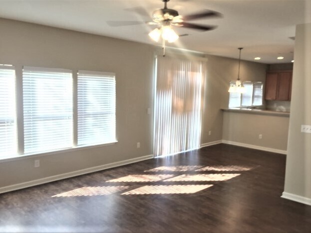 Building Photo - 304 N Hidden Tree Dr