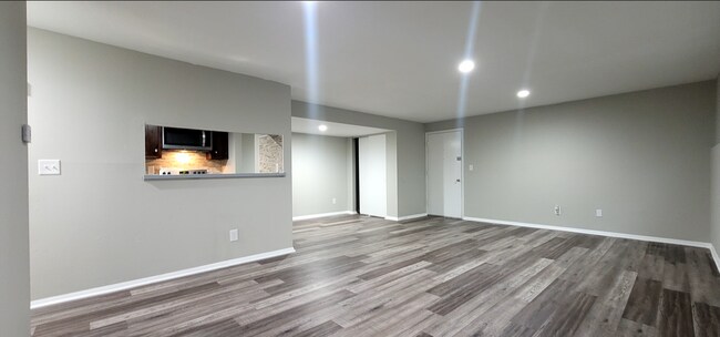 Building Photo - Beutiful 2 bedroom 1 bath apartment