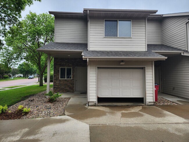 Foto del edificio - three bedroom two bathroom Town Home