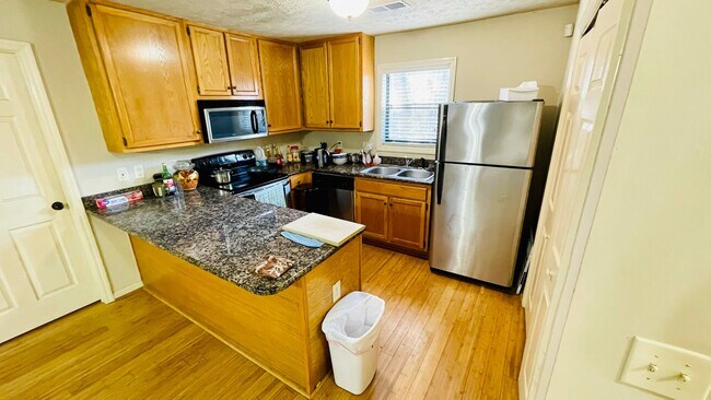 Foto del edificio - 449 N Donahue Dr