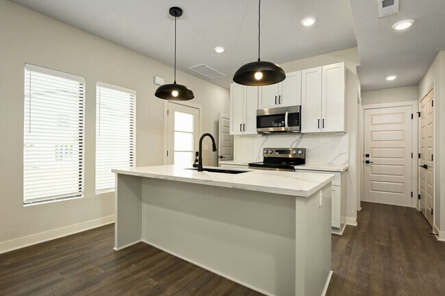 Foto del edificio - Three Bedroom Townhome with Large Unfinish...