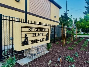 Building Photo - 920 N Olive Ave