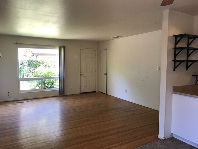 Building Photo - 3 bedroom 1 bath home central location