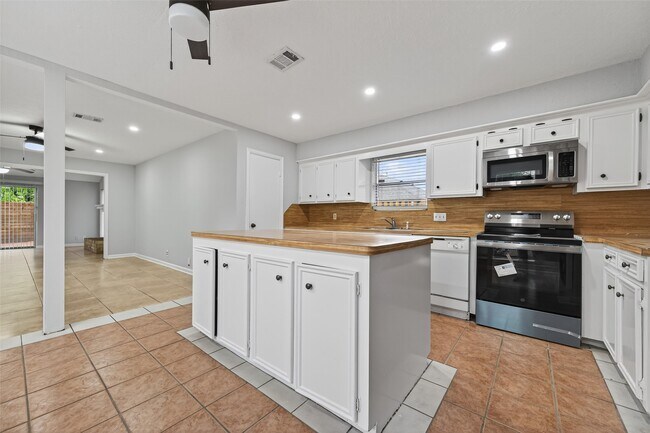 Foto del edificio - 6102 Crakston St