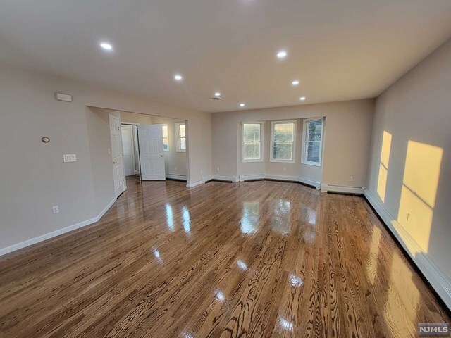 Foto del edificio - 152 Riverside Ave