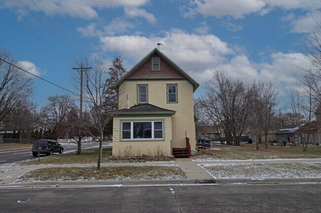 Building Photo - 828 10th Ave N