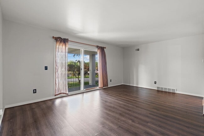 Building Photo - 25307 Shiawassee Cir