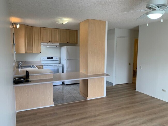 Foto del edificio - Lilikoi Building (Salt Lake) 1 bedroom, 1 bath Condo with 1 parking - Avail now!