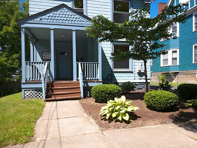 Building Photo - Newly Renovated 1st Floor Apartment with G...