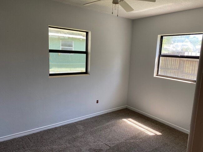 Building Photo - 849 Center Ln