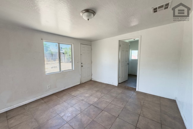 Building Photo - 4Bed/2Bath House at Glendale Ave/19th Ave! Ready for Immediate Move-In! – RV GATE! NO HOA!