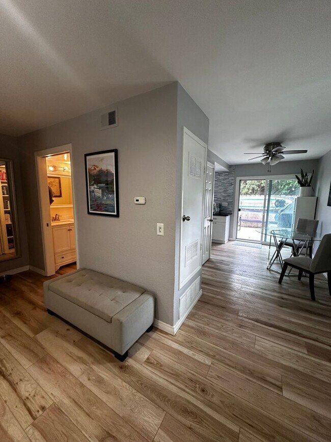 Foto del edificio - Beautiful, Charming 2-story townhome 2 bed...
