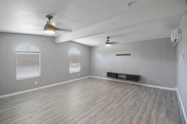 Foto del edificio - 10321 Luella Ave