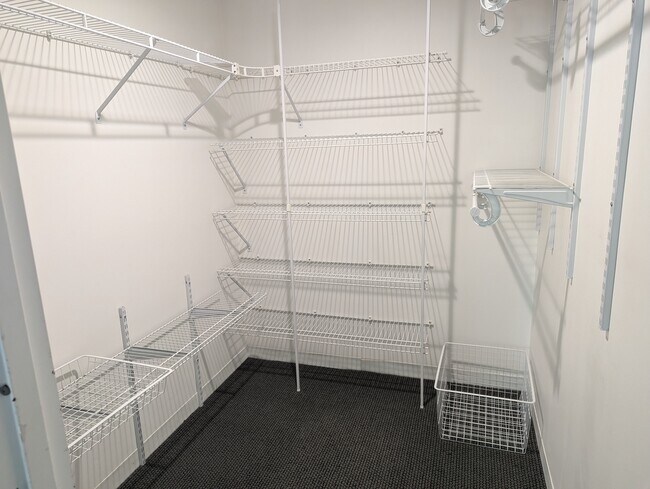 vestidor - 950 Massachusetts Ave