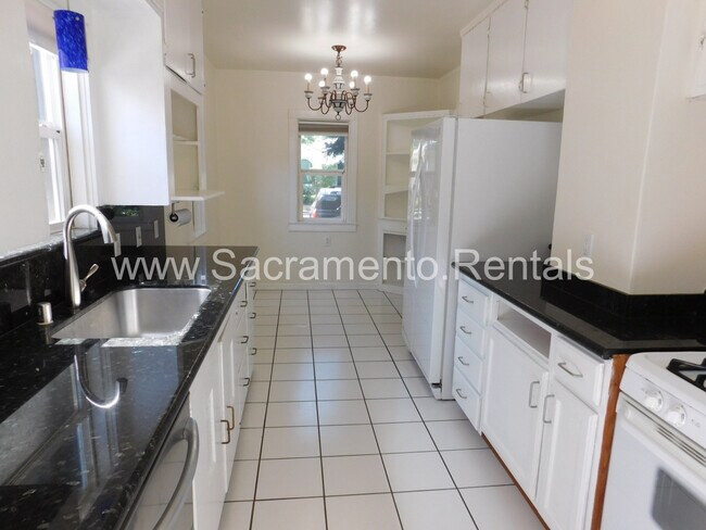 Building Photo - Charming 3bd/2ba House with 2 Car Garage n...