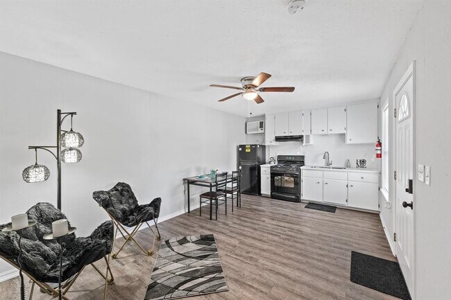 Building Photo - 12918 Peggys Ln