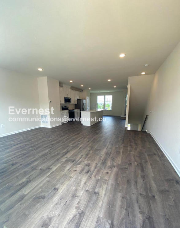 Building Photo - 3-Bed/2 Full Baths and 2 Half Baths Townhome with Garage / Pet-Friendly / Available Soon!