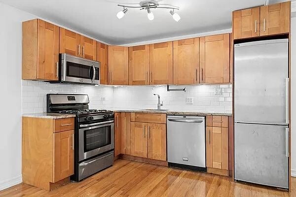 Building Photo - 305 W 18th St