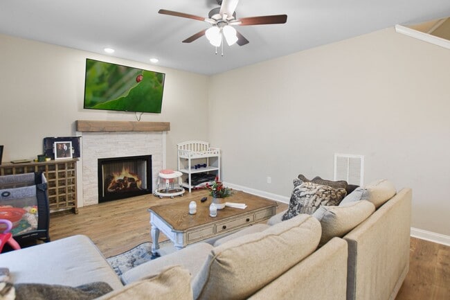 Building Photo - Pet Friendly Four Bedroom!
