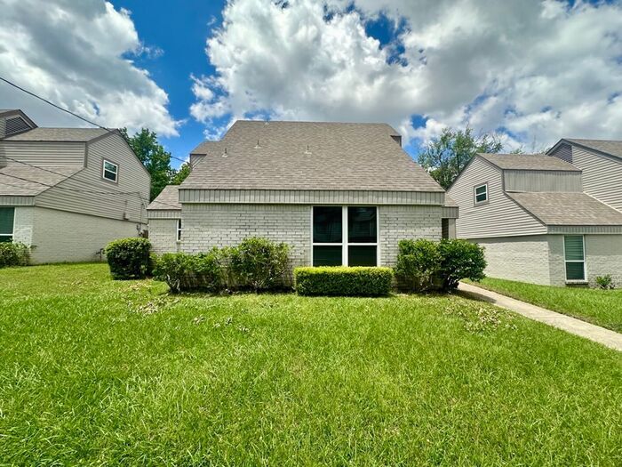 Foto principal - 3 Bedroom, 2 Bathroom Home in Tyler!